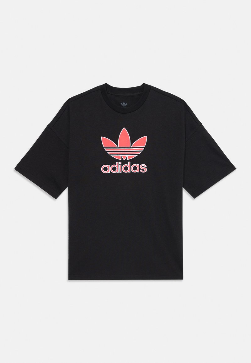 Melnā kokvilnas T-krekls īsām piedurknēm, ar sarkano Adidas logo, kas satur trīs svītras un lapas dizainu priekšā.