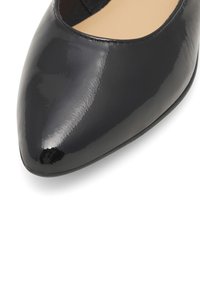 Černá lakovaná kožená bota s špičatou špičkou a hladkým, reflexním povrchem. Elegantní design a jemné prošívání podél okraje.