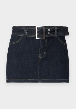 Dunkelblauer Denim-Minirock mit Vordertaschen, sichtbaren Nähten und einem breiten Gürtel mit großer silberner Schnalle.
