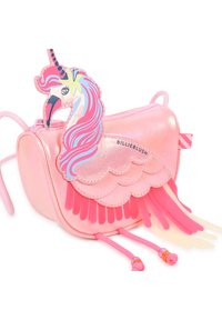 Ροζ τσάντα από συνθετικό δέρμα με σχέδιο μονόκερου, ιριδίζουσα επιφάνεια, στρωματοποιημένες διακοσμήσεις με φτερά και πολύχρωμα κορδόνια κράτησης. Διαθέτει ετικέτα με το λογότυπο της μάρκας.
