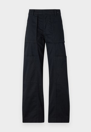 Juoda kargo kelnės su plačiomis kojomis, turinčios kelis didelius kišenius, prigludusi juosmens dalis ir lygi medvilnės tekstūra.