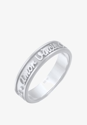 Inel din argint sterling cu bandă, având text gravat, cu un finisaj lucios, margini rotunjite și interior neted. Marcaj cu "925" pentru calitatea argintului.