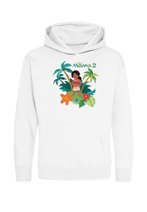 Felpa bianca con cappuccio con un cartone animato colorato di Moana che sta in piedi sull'erba con palme, una stella marina e piante tropicali, etichettata Moana 2.