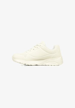 Weißer Sportschuh mit einer glatten synthetischen Oberseite, durchbrochenen Details, Schnürverschluss und einer strukturierten Gummisohle.