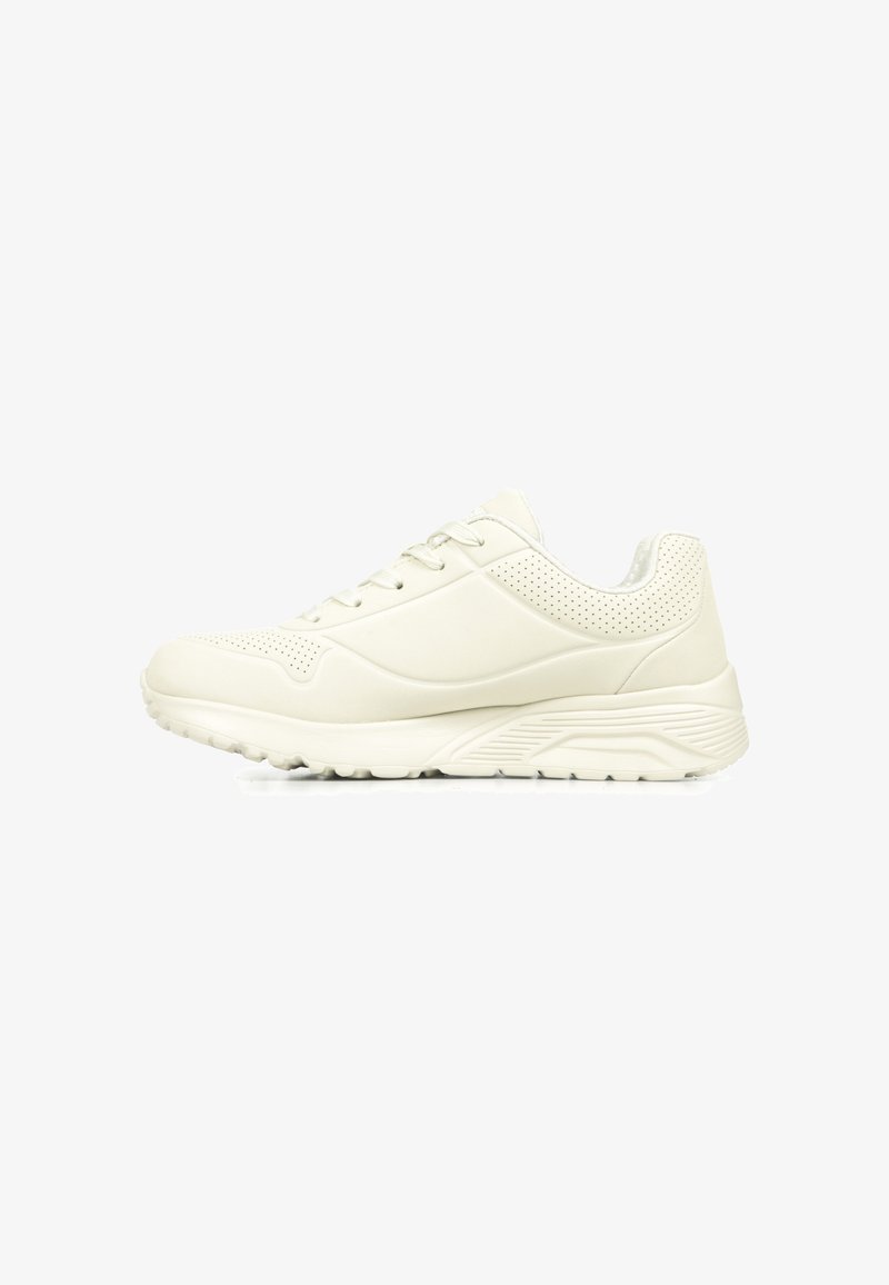 Weißer Sportschuh mit einer glatten synthetischen Oberseite, durchbrochenen Details, Schnürverschluss und einer strukturierten Gummisohle.