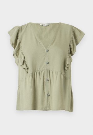 Blouse boutonnée vert olive clair avec col en V et manches courtes à volants, détails froncés à la taille.