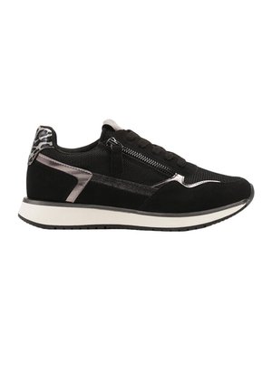 Baskets noires avec semelle blanche, fermeture éclair latérale, languette de talon imprimée léopard et accents argentés métalliques sur des panneaux en mesh et en suède.