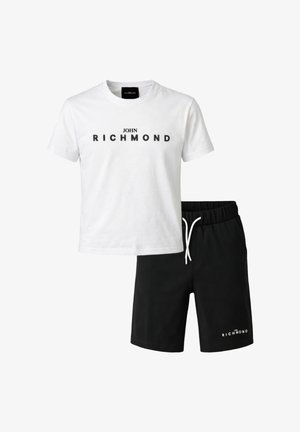T-shirt bianca a maniche corte con scritta "John Richmond" abbinata a pantaloncini neri con coulisse e piccolo logo "John Richmond".