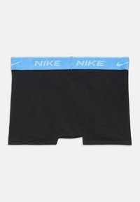 Crne muške bokserice s elastičnim pojasom svijetloplave boje na kojem je ponovljen Nike logo u svijetloplavoj boji. Mekana, glatka tkanina.