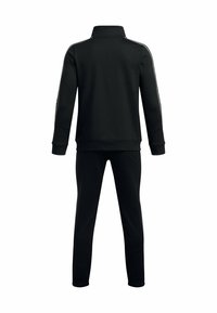 Zwart trainingspak met een ritjassluiting jasje en bijpassende broek. Kenmerken zijn lange mouwen, geribbelde boorden en zijstripes.