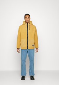 Redefined Rebel ELMER  - Casaco polar - honey mustard