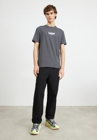 Calvin Klein CUT THROUGH LOGO - T-shirts med print - iron gate