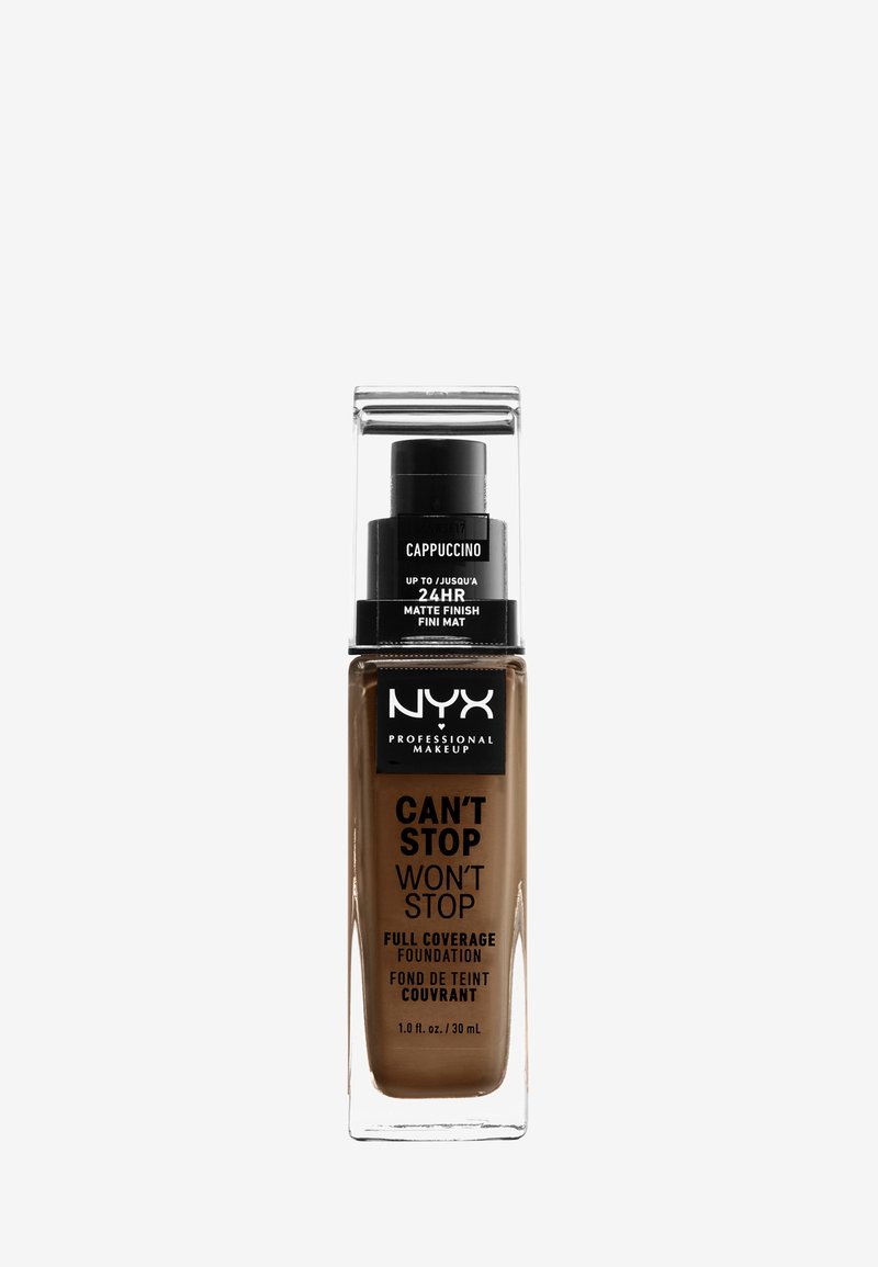 Die NYX Can't Stop Won't Stop Foundation in Cappuccino ist in einer Glasflasche mit einem schwarzen Pumpverschluss verpackt. Sie verfügt über ein mattes Finish und ein schlichtes Textdesign.