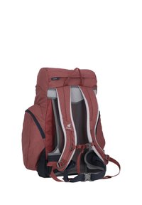 Zaino di tessuto rosso con supporto dorsale in rete, spallacci regolabili e maniglia superiore. Presenta tasche laterali e una chiusura a fibbia.
