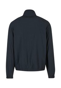 Tmavě modrá bunda vyrobená z hladkého, lehkého materiálu. Vybavena stojáčkovým límcem, elastickými manžetami a pasem; minimalistický design bez vzorů.