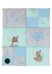 Gepatchte Decke in Blau und Mintgrün mit einer Applikation eines Esels, gestreiften und gepunkteten Mustern sowie dekorativen Sternen und einem Baum.