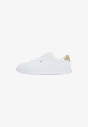 Witte lage sneaker met veters, beige suède hielstuk en klein Tommy Hilfiger-logo aan de zijkant.
