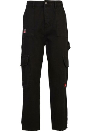 Černé cargo kalhoty vyrobené z bavlny, s mnoha bočními kapsami, volným střihem a třepícími se lemy. Červený logo detail na přední kapse.