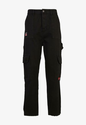 Pantaloni cargo negri din bumbac, cu mai multe buzunare laterale, o croială relaxată și un tiv desfăcut. Accentuare cu logo roșu pe buzunarul din față.