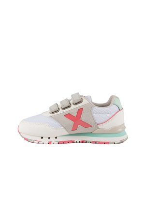 Zapatilla deportiva blanca con acentos en rosa y menta, parte superior de malla texturizada, tres correas de Velcro, suela acolchada y diseño de punta redondeada.