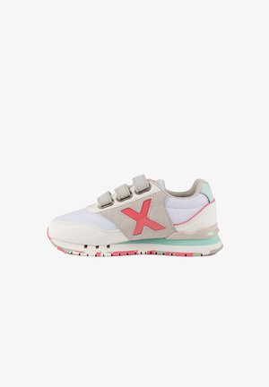 Zapatilla deportiva blanca con acentos en rosa y menta, parte superior de malla texturizada, tres correas de Velcro, suela acolchada y diseño de punta redondeada.