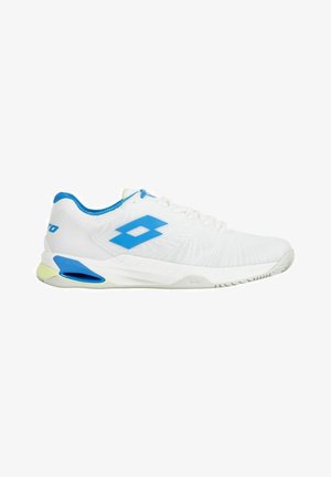 Zapatillas deportivas blancas con acentos azules, con una parte superior texturizada, suela curva y un logotipo distintivo en el lateral. Diseño ligero.