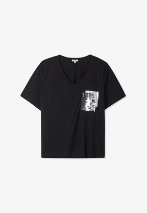 Czarny t-shirt w kształcie litery V z krótkim rękawem, z metaliczną srebrną kieszenią wyszywaną cekinami po lewej stronie. Wykonany z miękkiego materiału bawełnianego.