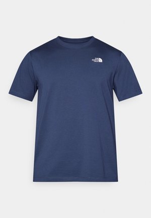 Tamsiai mėlynas trumpomis rankovėmis marškinėlis, pagamintas iš glotnios medžiagos, su mažu baltu logotipu kairėje krūtinės pusėje ir klasikinio apvalaus kaklo iškirpte.