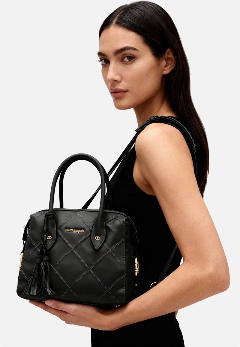 Borsa a tracolla in pelle nera trapuntata con doppi manici superiori, dettagli in metallo dorato e tracolla removibile, decorata con un nappina.