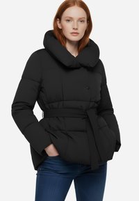 Giacca nera imbottita con un ampio colletto ripiegato e vita con cintura. Presenta una texture liscia e una chiusura con bottoni, abbinata a maniche aderenti.