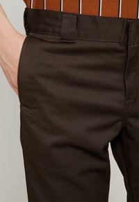 Carhartt WIP MASTER PANT ciemnobrązowy
