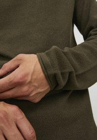 Jack & Jones JJEHILL ROLL NECK - Maglione - olive night