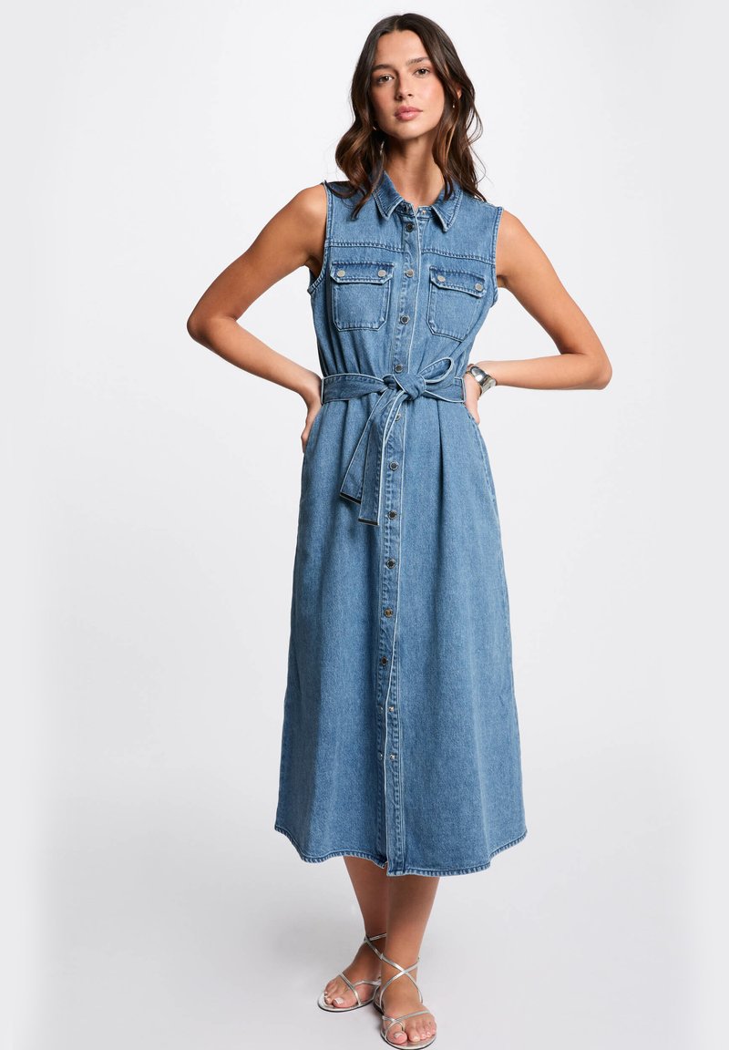 Denim midi-jurk met een kraag, knopen middenvoor, twee borstzakken en een strikceintuur bij de taille. Lichtblauwe kleur, casual pasvorm.