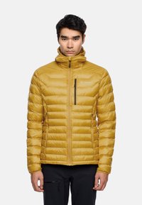 Gelbe Pufferjacke mit horizontaler Steppstruktur, durchgehendem Reißverschluss, hohem Kragen und einer Brusttasche mit Reißverschluss. Enthält schwarze Akzente.