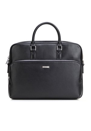 Czarna skórzana teczka z dwoma uchwytami, przednią kieszenią na zamek i srebrną plakietką z logo umieszczoną na środku kieszeni.