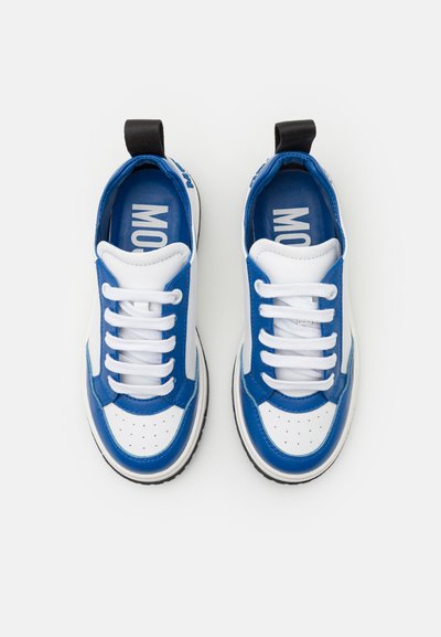 Blauwe en witte sneakers van synthetisch materiaal, met een gladde textuur, geperforeerde neus, witte veters en een zwarte trekband aan de hiel.