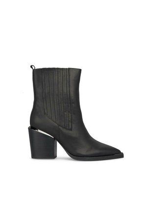 Botas negras de tobillo con punta afilada, costuras verticales texturizadas y un tacón grueso. Elaboradas en cuero suave con una parte trasera reforzada.