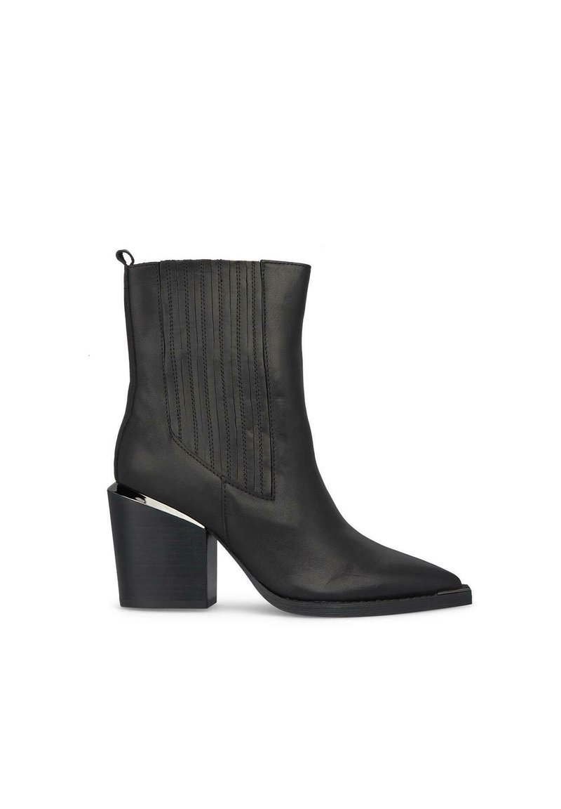 Botas negras de tobillo con punta afilada, costuras verticales texturizadas y un tacón grueso. Elaboradas en cuero suave con una parte trasera reforzada.