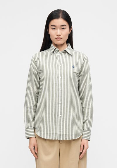 Zeleno-biela pruhovaná košeľa s dlhým rukávom na gombíky so stojatým golierom, s malým logom na hrudi a zakriveným lemom.