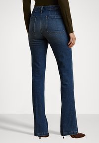 Lauren Ralph Lauren Petite CHAIN-TRIM HIGH-RISE FLARE JEAN - Wide leg - harvest wash