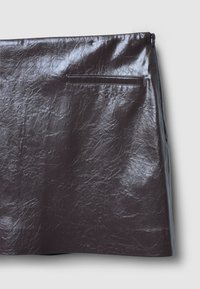 Jupe en faux cuir texturé marron foncé avec une finition lisse, équipée d'une poche arrière discrète et d'un design à coupe droite.