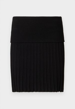 Čierna plisovaná sukňa s hrubým, ryhovaným pásom. Vyrobená z mäkkej látky, s vertikálnymi plisami a rovnou spodnou lemovkou.