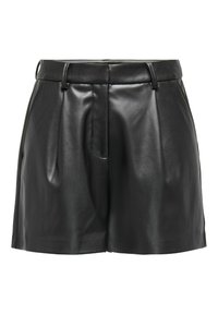 Shorts en cuir noir avec une texture lisse, dotés de plis à l'avant, d'une taille avec passants de ceinture et de poches latérales.