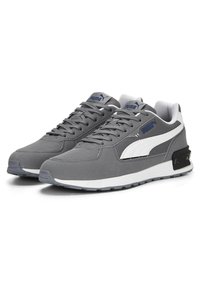 Scarpe sportive grigie con accenti bianchi, dotate di una tomaia in rete e suede, punta rotonda, chiusura con lacci e collerino imbottito per il massimo comfort.