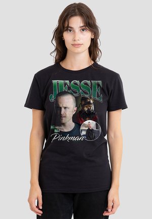 Schwarzes Baumwoll-T-Shirt mit grafischen Drucken einer Figur namens Jesse Pinkman und Text; enthält Bilder und Namen in kontrastierenden Farben.