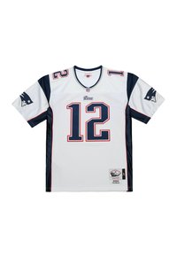 Weißes Football-Trikot mit blauen und roten Akzenten, das an der Vorderseite die Nummer '12', das Team-Logo auf den Ärmeln und ein gesticktes Patch am Saum aufweist.