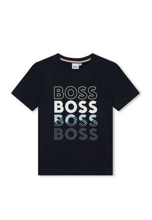 T-shirt navy a maniche corte con il testo ripetuto "BOSS" in vari caratteri e tonalità, comprese le varianti a righe e quelle a tinta unita. Materiale in cotone.