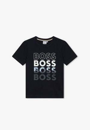T-shirt navy a maniche corte con il testo ripetuto "BOSS" in vari caratteri e tonalità, comprese le varianti a righe e quelle a tinta unita. Materiale in cotone.