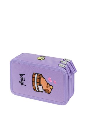 Astuccio viola con tre scomparti con cerniera, con un orso in una tinozza di legno con bolle rosa e la parola "baggy" ricamata.