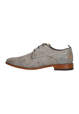 Mannen nette schoen met een grijze bovenkant met kiezeltextuur, bruine houten zool, zwarte veters en lage hak, zijaanzicht op witte achtergrond.